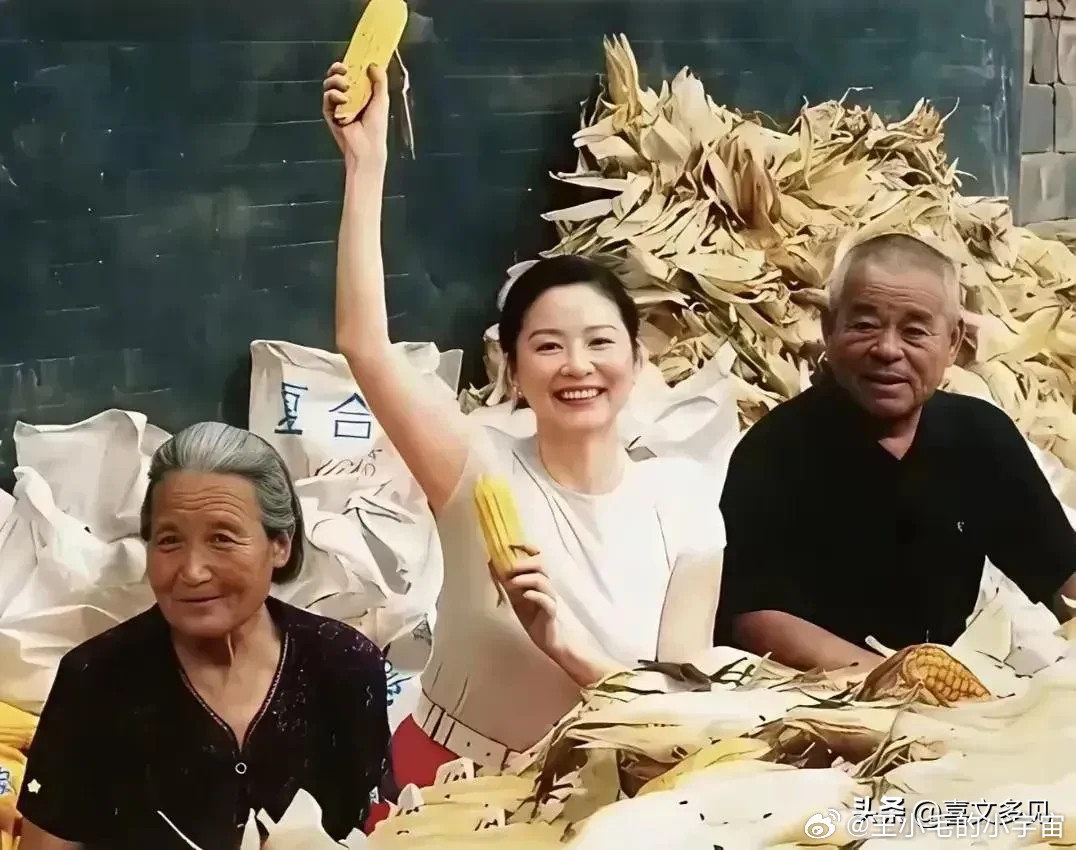 大明星林青霞在老家剥玉米，这就是林大美女的地气。林青霞名气很大，成就也高，但她并