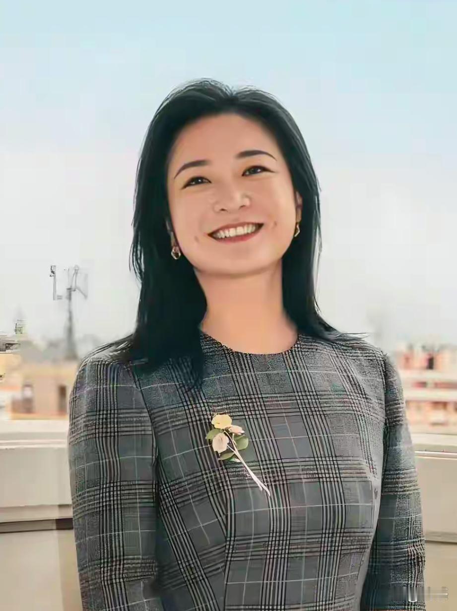 43岁贾玲在上海出席户外活动，身材依然苗条，颜值回春显年轻​​​