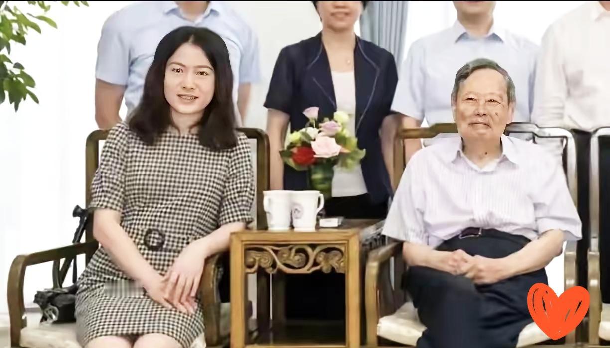 杨振宁去世后,翁帆的收入,有一部分来自他俩中文著作的版税分红。杨振宁和翁帆的主