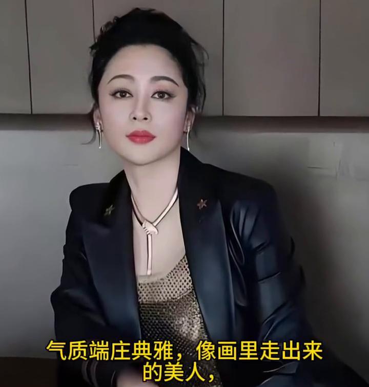 这才是惊艳岁月的美貌。她五官端正，笑起来温婉，不笑时贵气，气质端庄典雅，像画里走