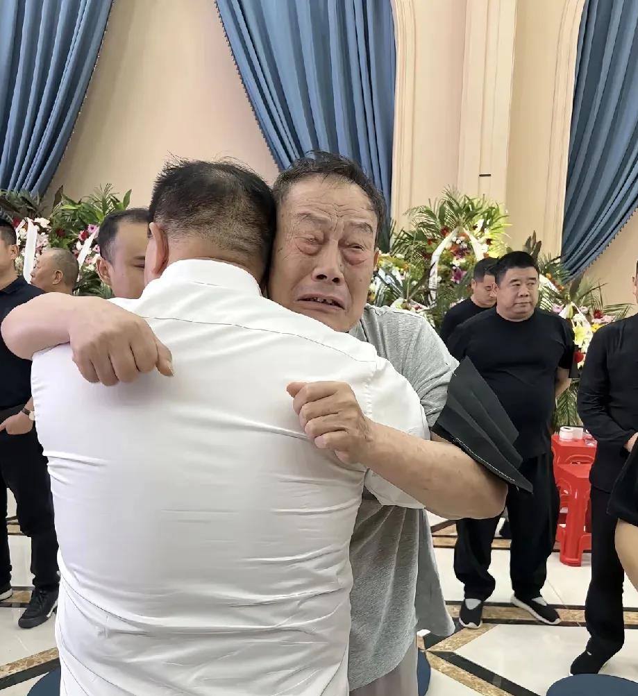 杨老爷子去世都不得安宁，结交的都是些什么人呐，主持会议的人纹龙画虎，亲生儿子一脸