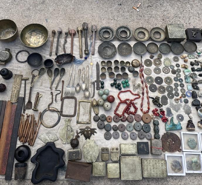 这两年还有个行业也是崩的一塌糊涂，就是古玩行业。主要原因除了假货横行之外，还有个