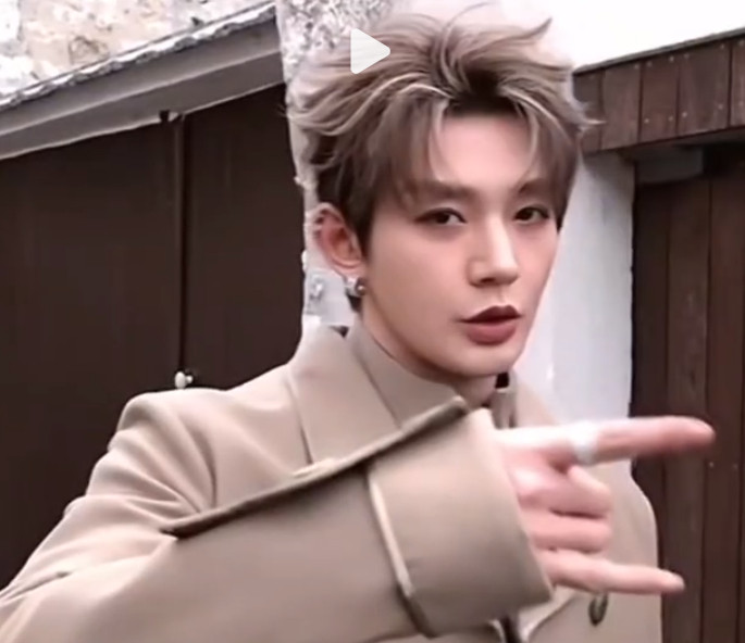 看到网友评论邓为游离娱乐圈体系的讨论，还是挺感慨的首先，工作是工作，生活是生活哦