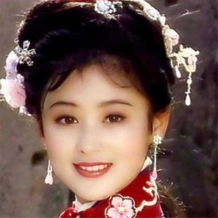陈德容和陈红都是女神级人物，没有绝对高下，属于“富贵牡丹“和带雨海棠“的区分，