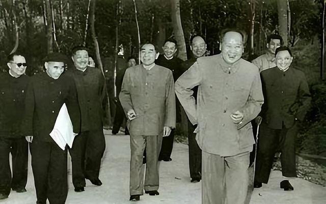 1954年，在国庆之际，苏联领导人赫鲁晓夫带着一份厚重的礼物来到了中国。这些礼物