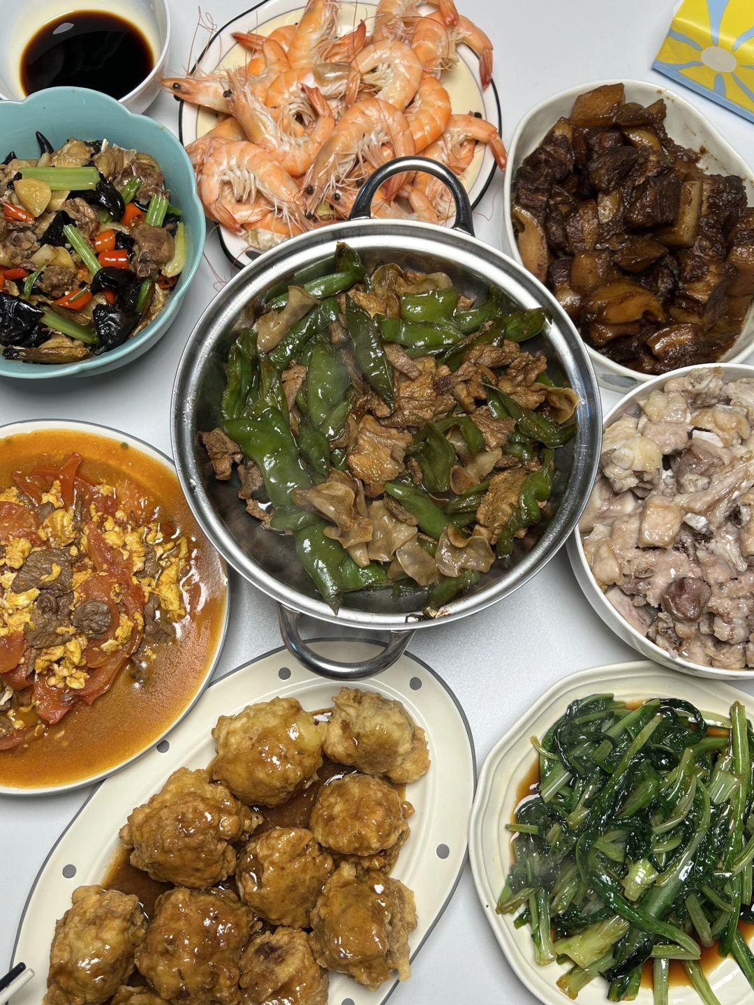 最近跟我婆婆闹了点别扭，原因是家里聚餐那天，我提前做了一桌子菜，鱼啊肉啊荤素搭配