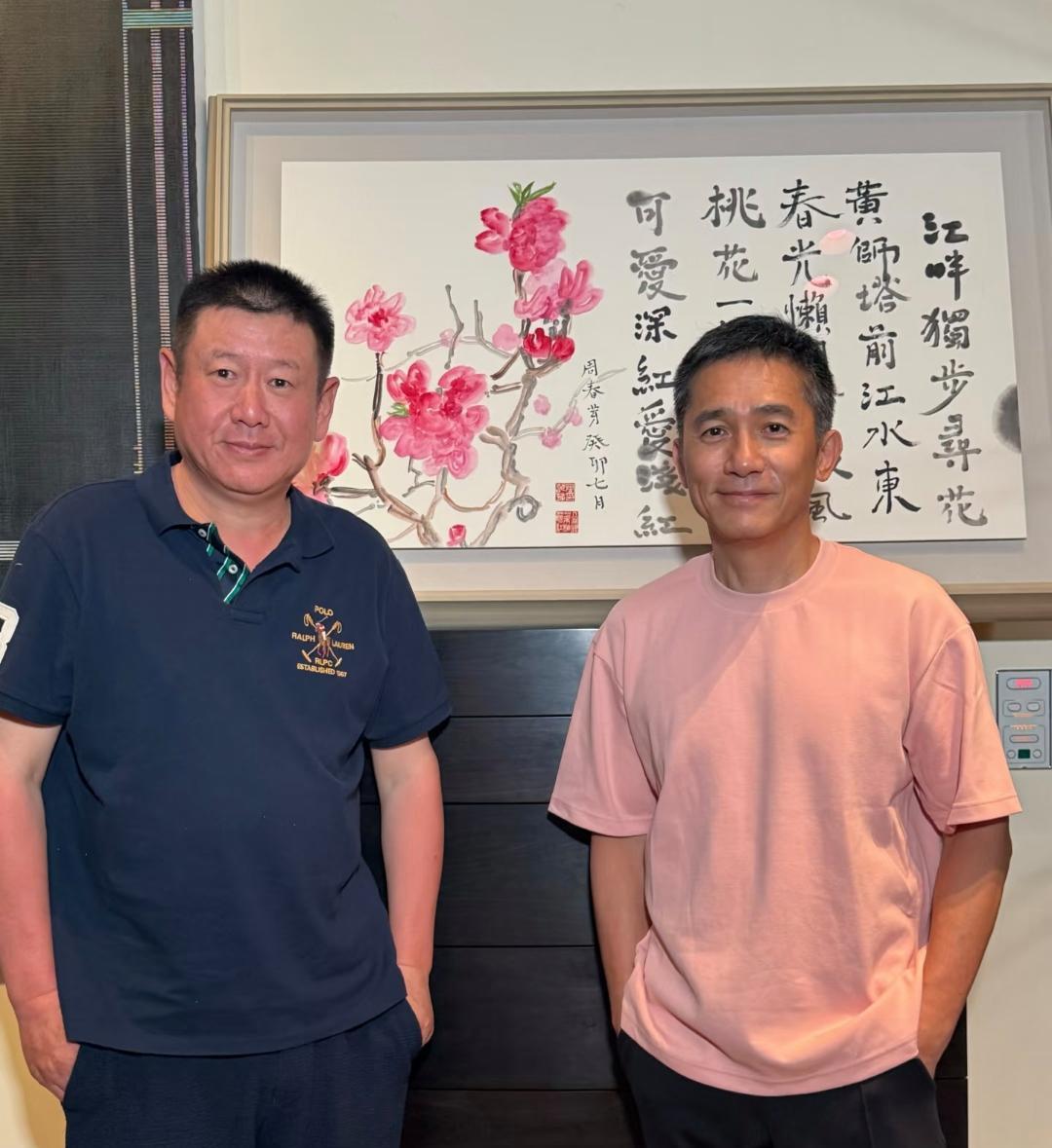 62岁梁朝伟和知名艺术家周春芽一起聚餐，他看起来苍老了好多，双鬓花白，但依然很有