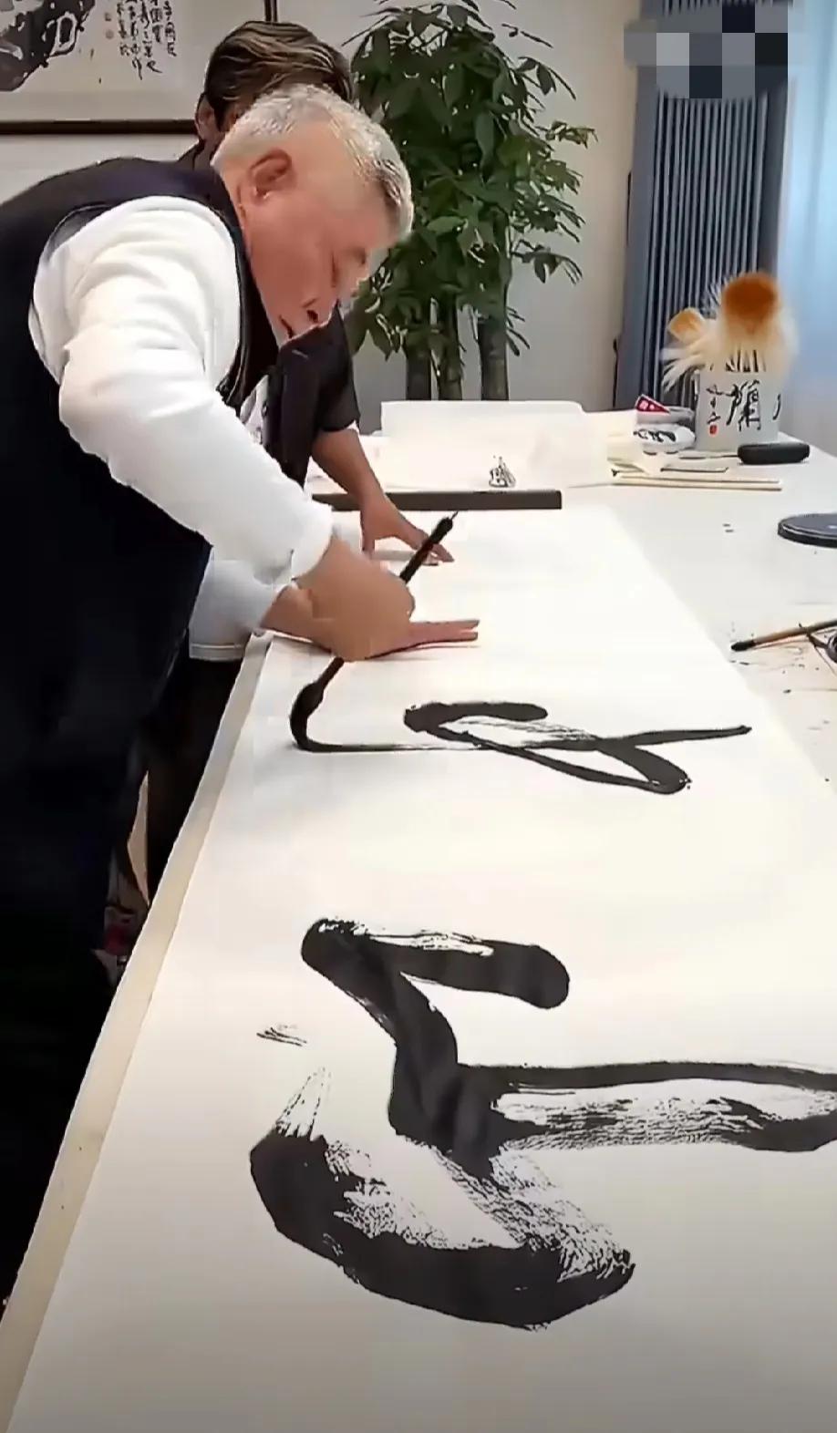 今年春节，宋小宝找师父赵本山求字：“师父，您给写幅字，我回家裱上。”赵本山思索片