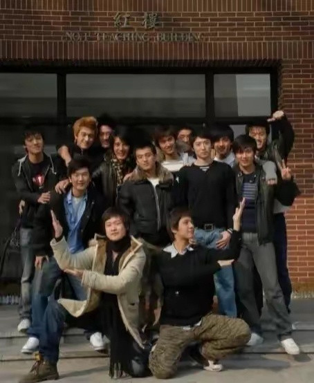 林更新和同学合照看了半天就他一个人染的黄毛