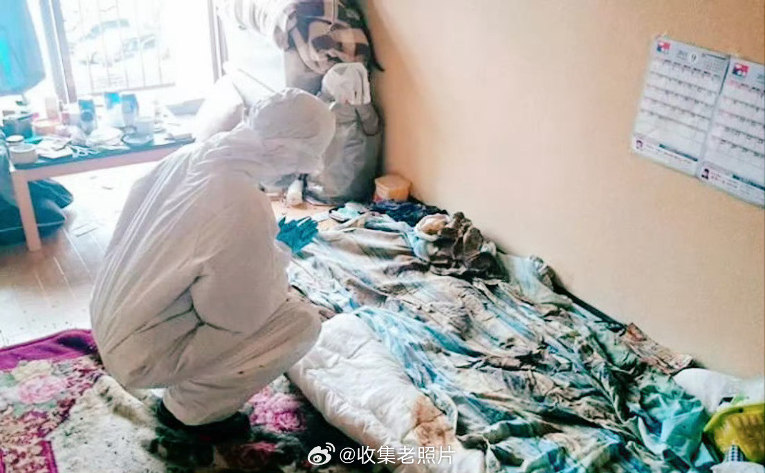 东南亚，一名独身者死在床上，半个月后才被社工发现。那些忽悠别人不婚不育，丁克的人