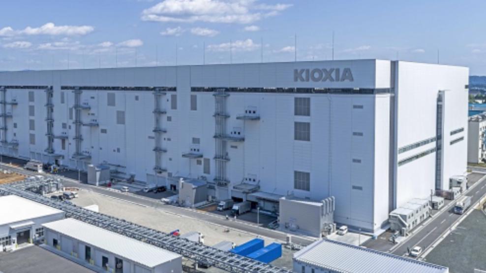 【铠侠将退出2DNAND市场】据媒体报道，存储芯片厂商铠侠（Kioxia）31