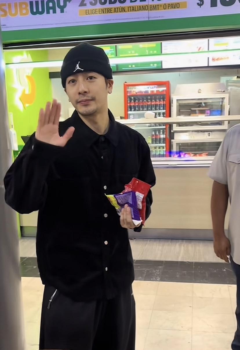 路人镜头下的王嘉尔。我怎么感觉比在电视上看着帅多了。网友在墨西哥偶遇王嘉尔