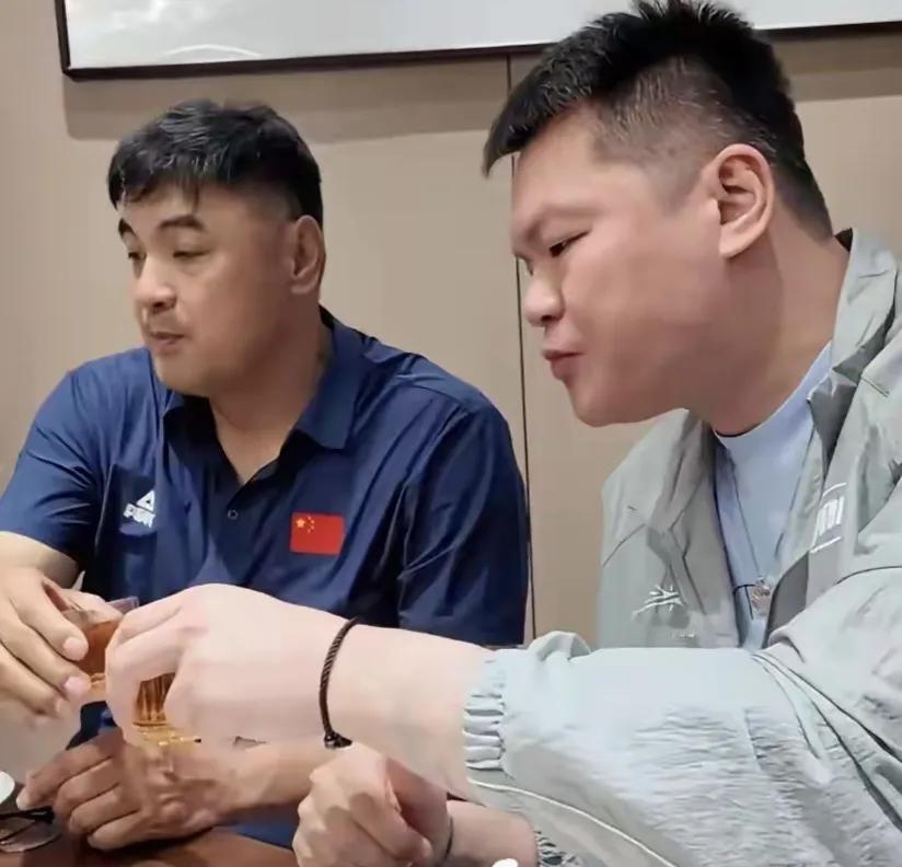 朱芳雨到莆田赴饭局，最抢镜的不是佛跳墙，是摆在桌子上的情分朱芳雨这次去莆田赴