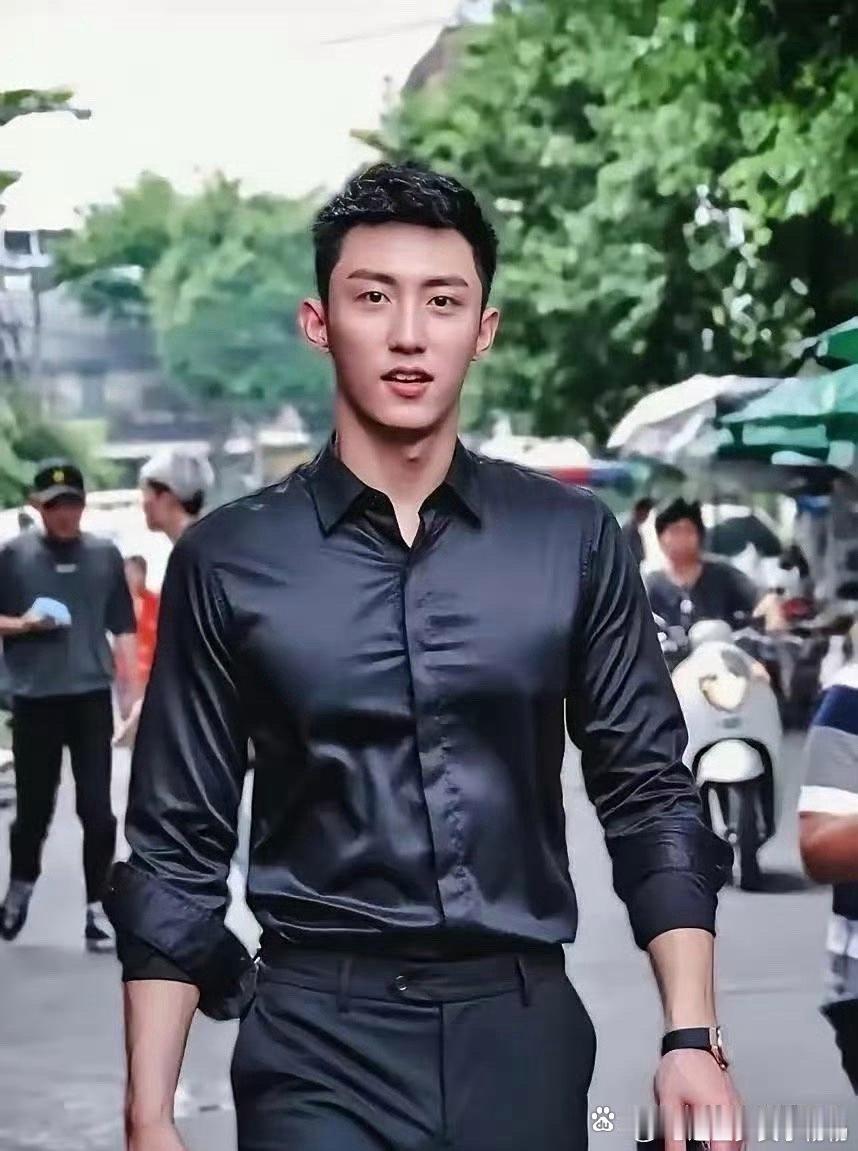 黄景瑜这衬衫像是故意这么穿的，让人意外。他内核稳，胸肌平整没突起点，魅力十足​
