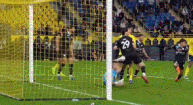 C罗你糊涂啊，进球后为啥要推对方门将的头呢？在今天凌晨进行的一场沙特联赛中，