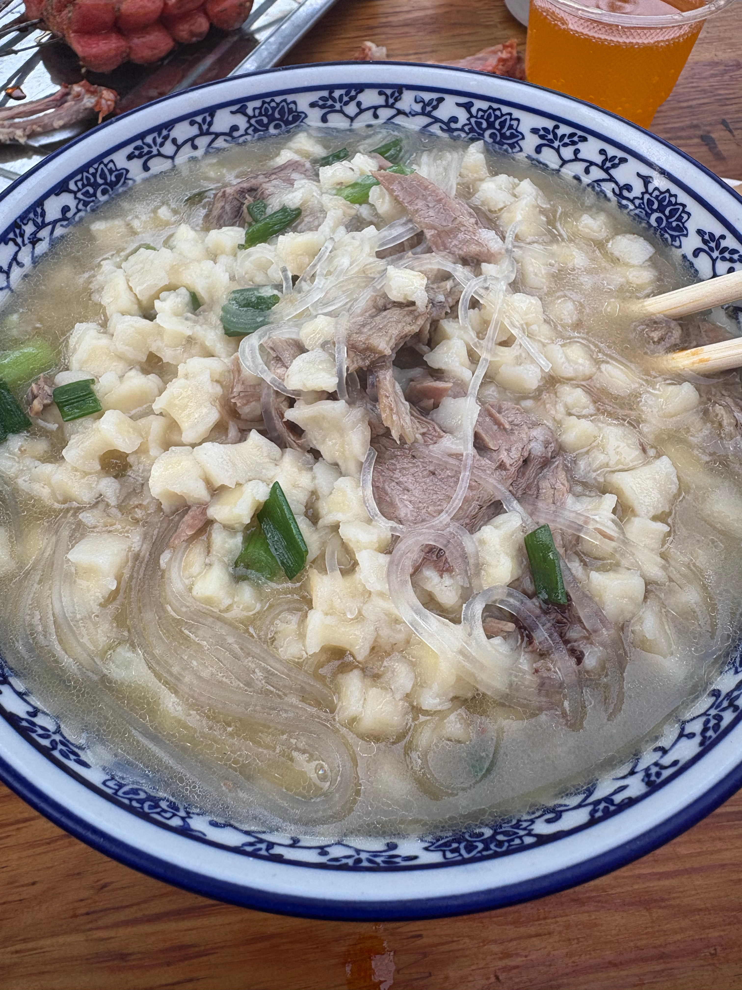 在城里，泡馍是一顿饭，在乡下，泡馍是一道菜。​​​