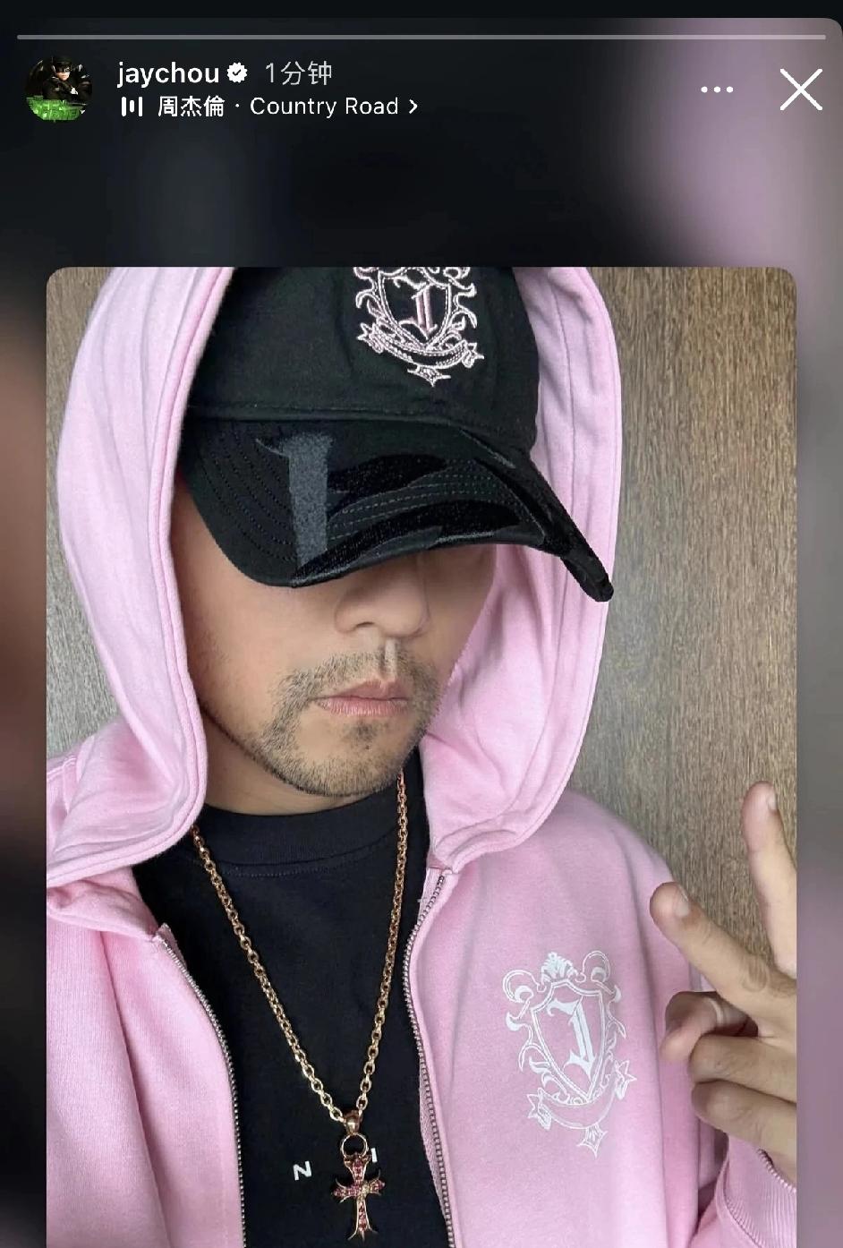 4月11日，周杰伦结束了杭州的旅程之后回家后马上更新动态，胡子好多显得邋遢，但还