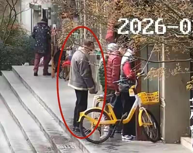 3月15日，上海静安区曲沃路菜市场人头攒动，熙熙攘攘。吆喝声、讨价还价声，好不热