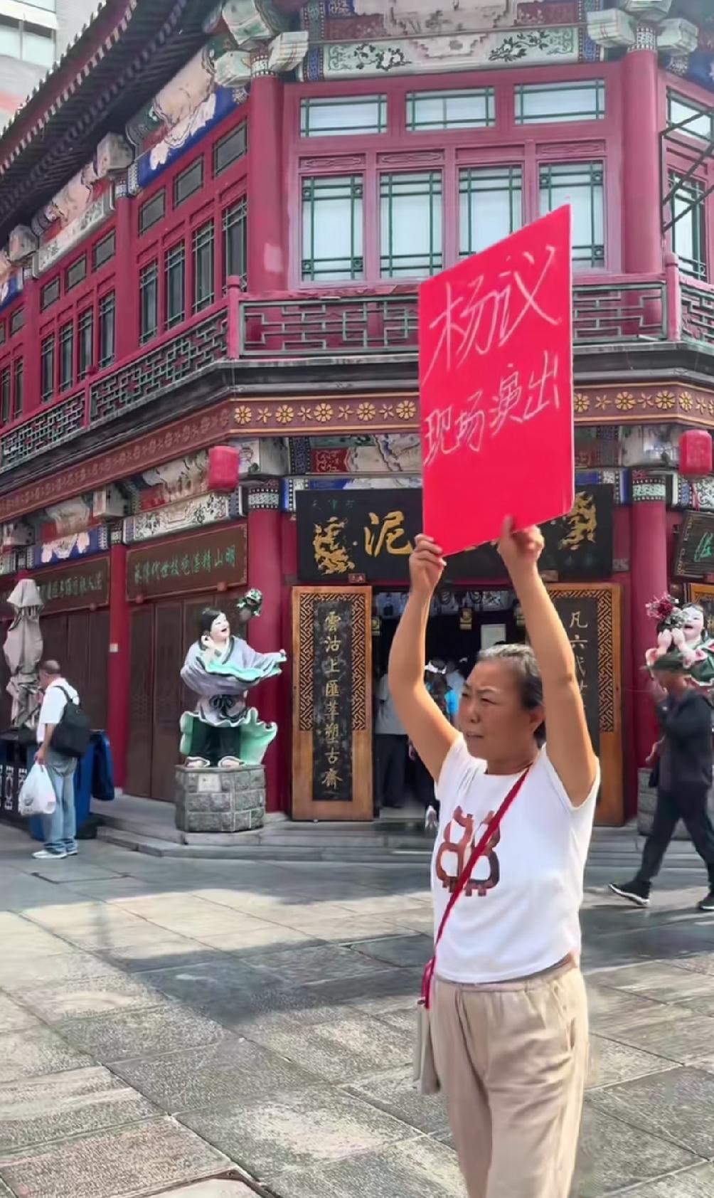 看表情，我以为让杨议赔钱呢！这感觉就差强制拉人了，有点车站让人住宾馆的感觉。雇佣