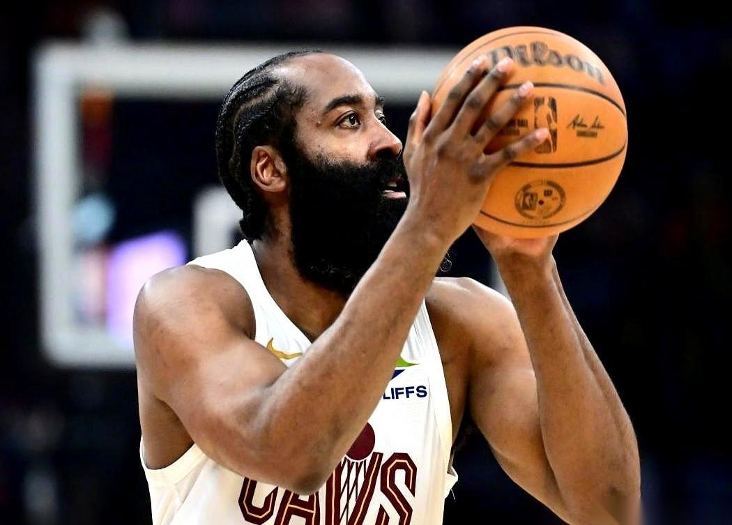 哈登到骑士，合同上写的是辅佐米切尔。结果哨声一响，球到了哈登手里，他一个人运球