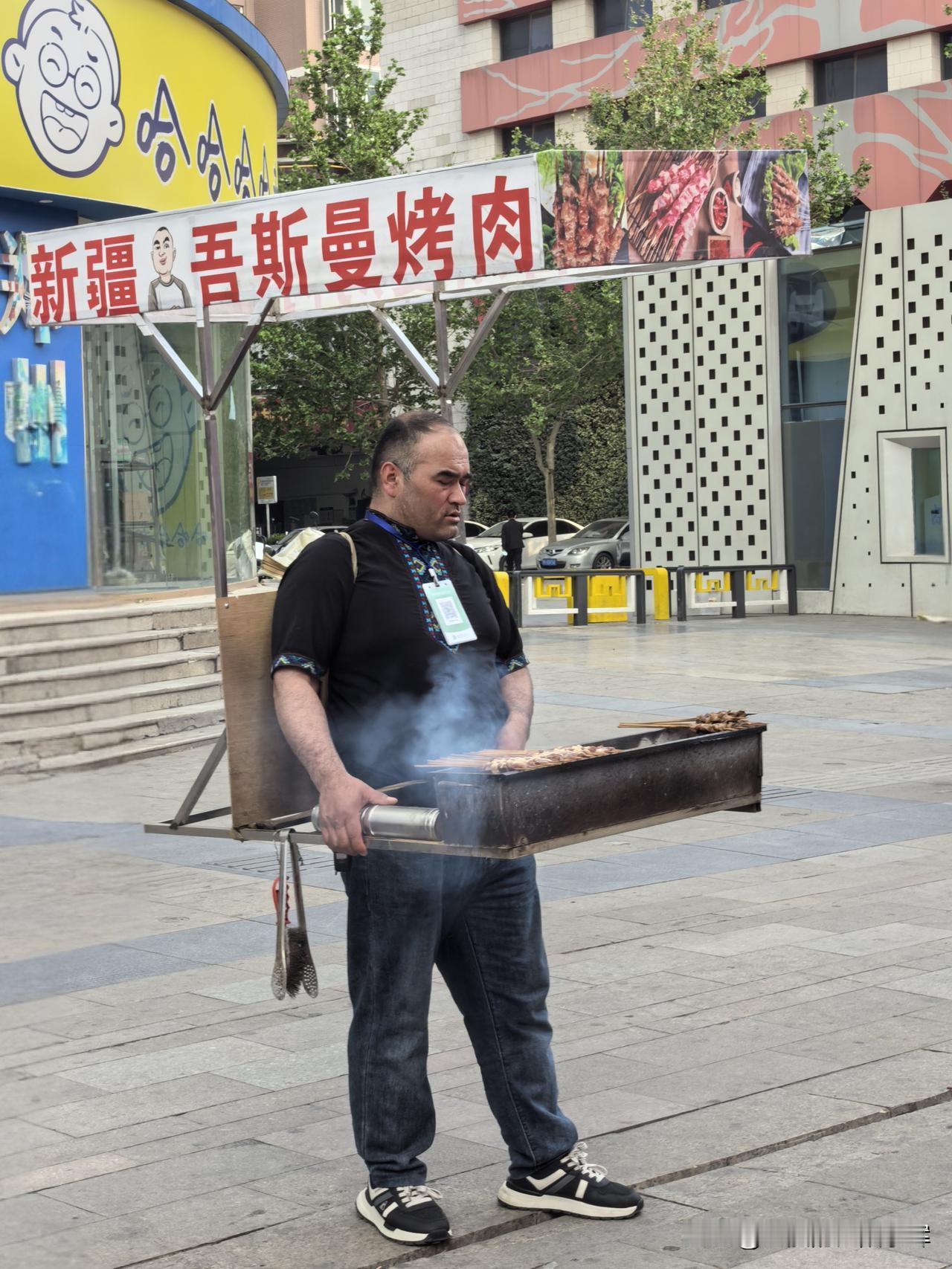 在郑州街头偶遇超特别的烤肉摊主！这位新疆吾斯曼烤肉的师傅，直接把烤炉背在身上