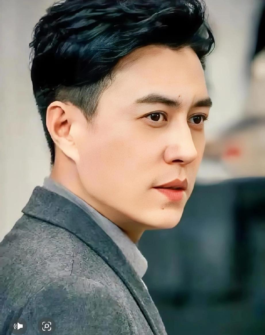 靳东不拍戏了？不是退圈，是换战场。他管着近五百号人，编剧、舞美、演员，一锅炖