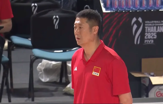 中国女排第二局23:25失利，赵勇光火，直接开骂，甩脸色这局球李吴轮翻上场但