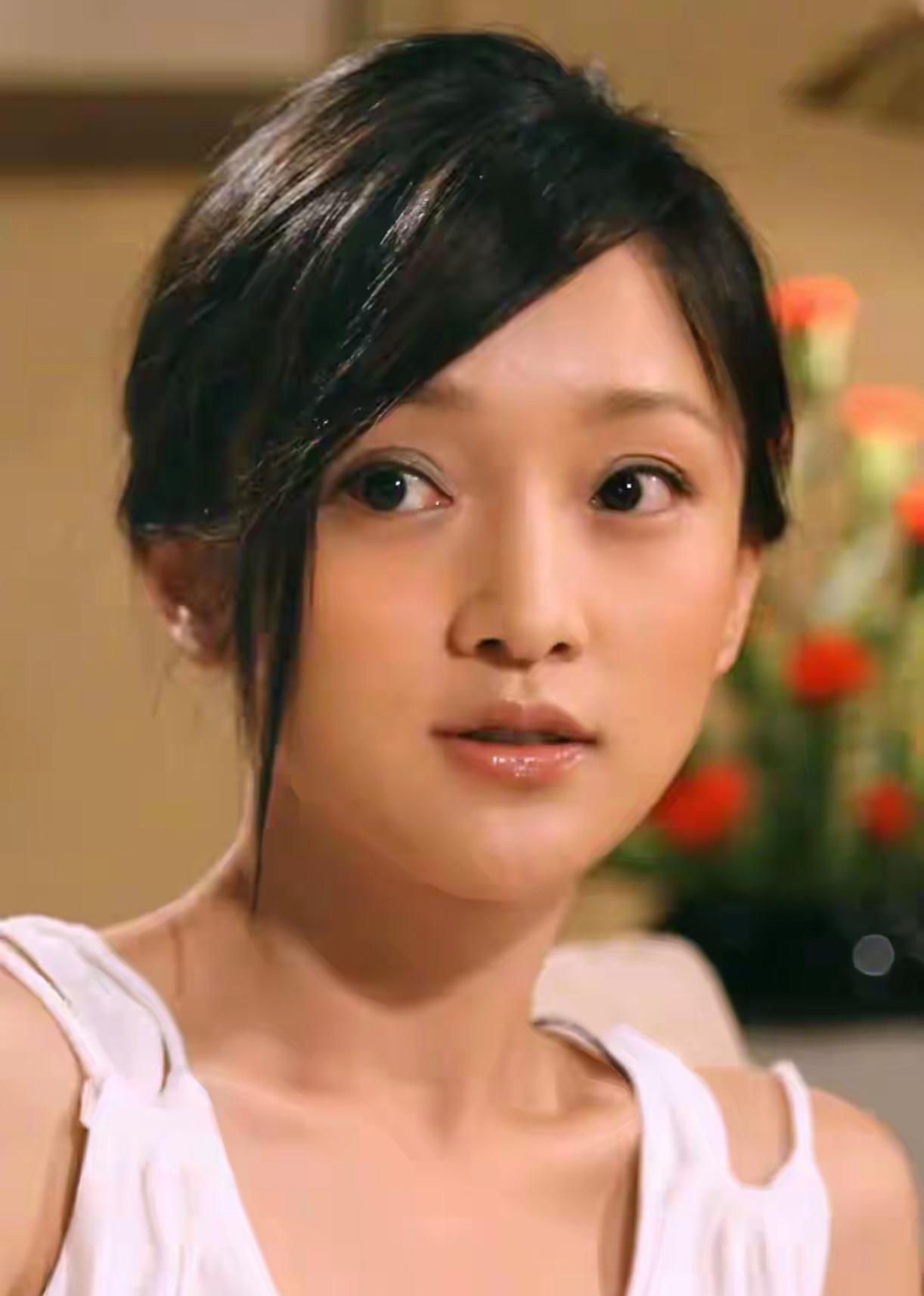 我的女神也白了发51岁的周迅在巴黎时装周以一头耀眼白发亮相从容展示未经染色