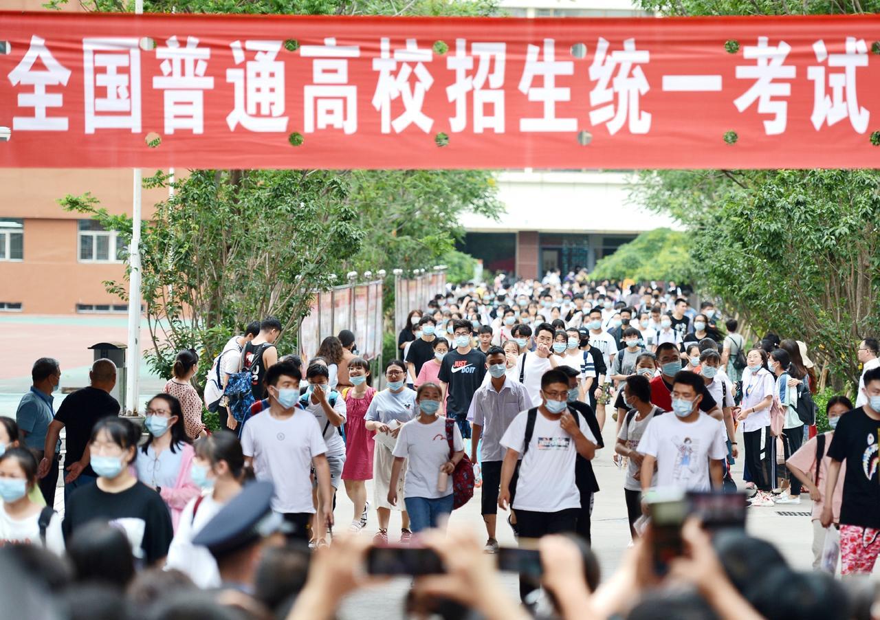 2025年高考的钟声即将敲响，在此我想直言不讳：三本，自其诞生之初，便未曾定位于