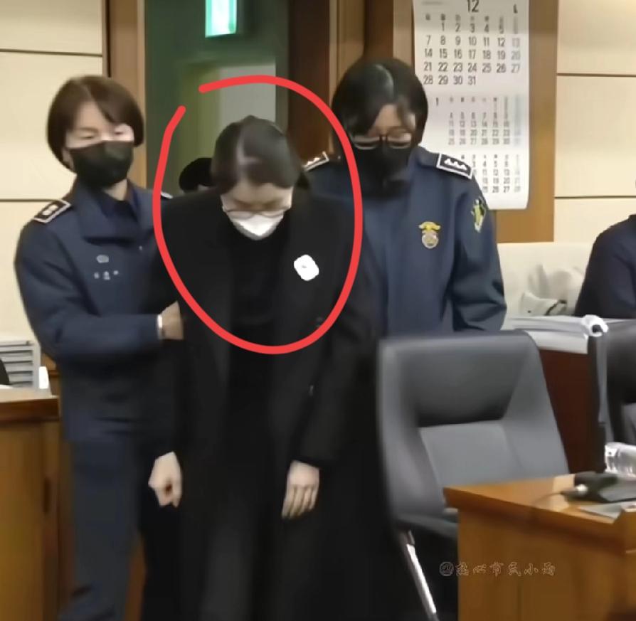 这！金建希瘫痪了！最新出庭被两个女司警架着胳膊，拖着走，金建希弓着腰，耷拉着脑袋