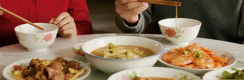 ​小姑子的儿子一放假就来我家。每次吃饭，一盘肉端上来，她先往我儿子碗里夹几块。小