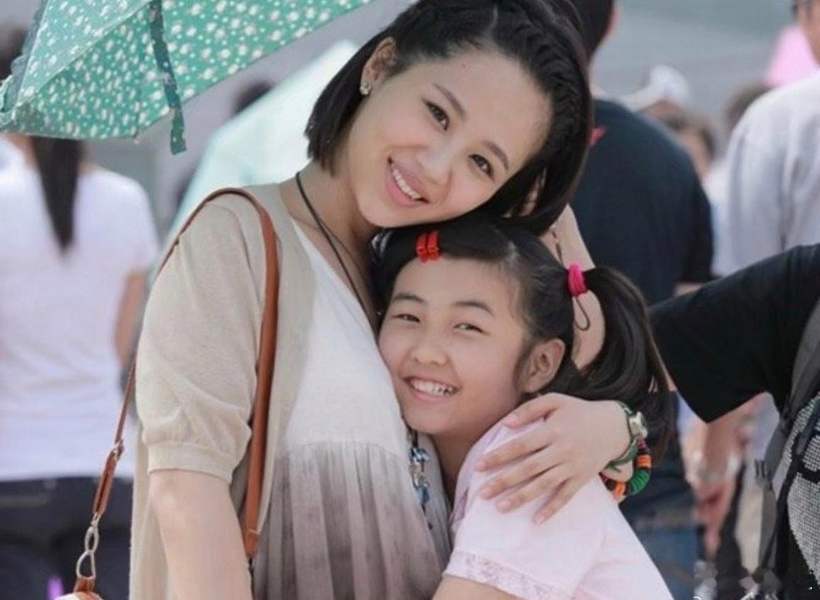 当年19岁的杨紫跟10岁的张子枫合照，还挺像的。