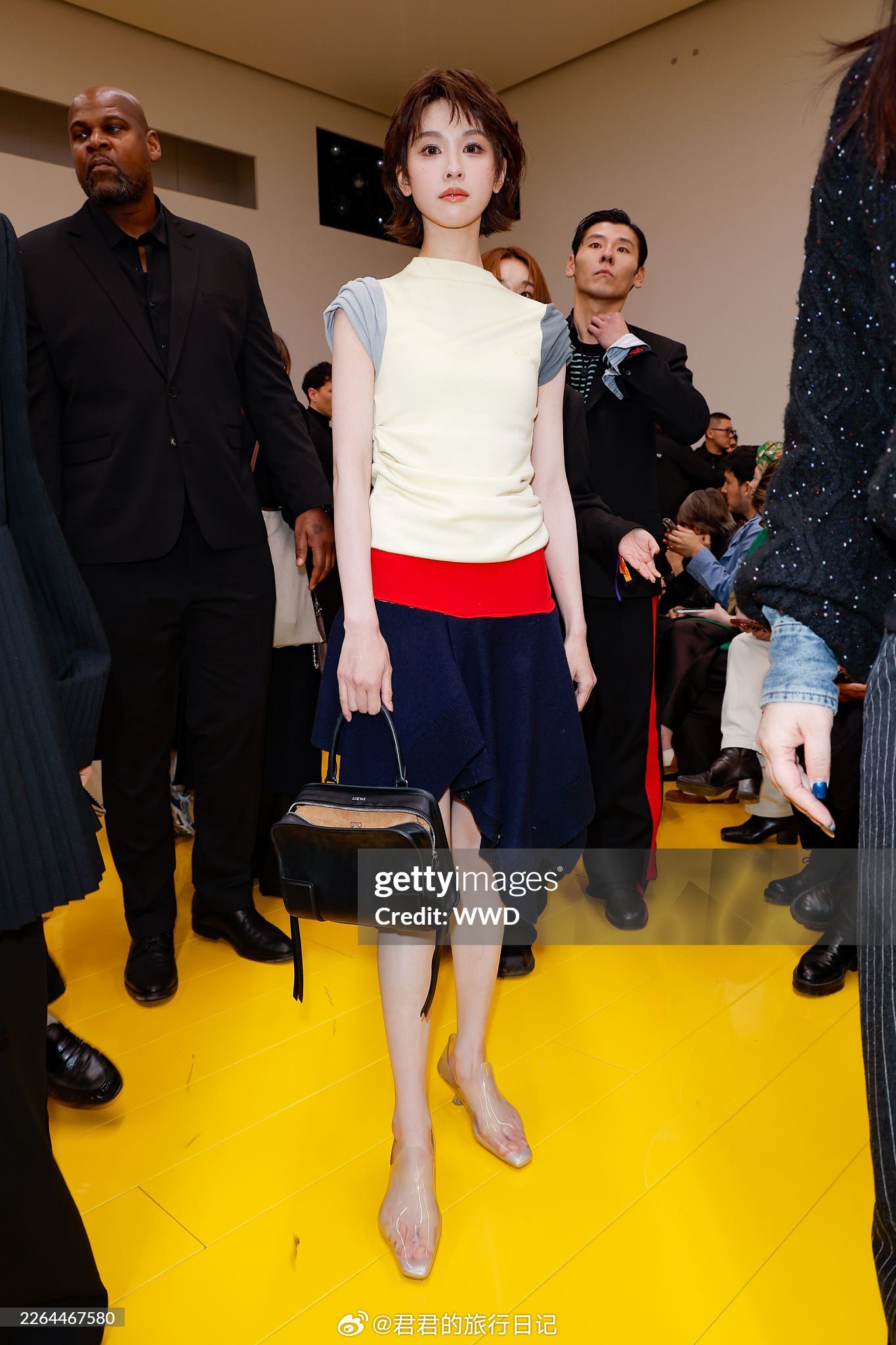 陈都灵现身巴黎时装周的loewe秀场