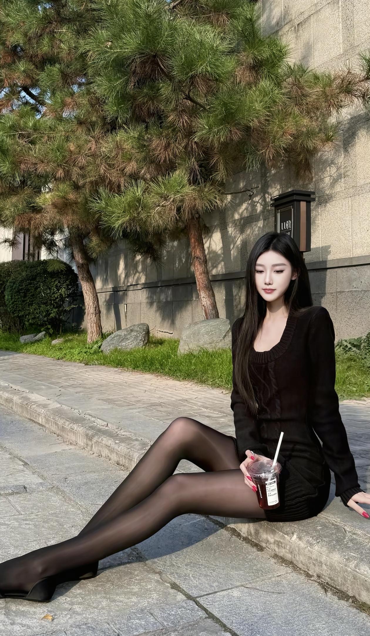 优雅黑裙，都市风范，享受午后时光