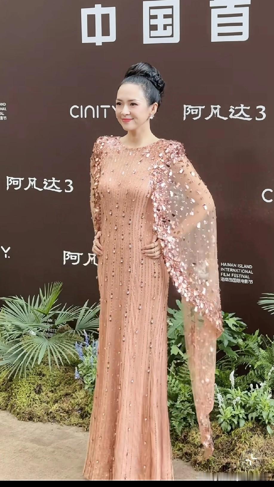 章子怡阿凡达3首映礼造型有点迷，裙子本就繁琐，头发还顶着重复杂发饰，纯属繁上加繁