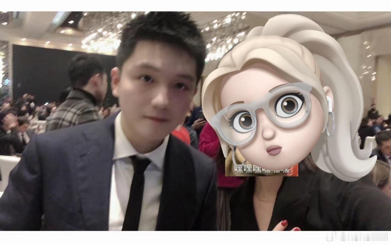 有人分享以前和樊振东的合影，好乖啊！“笑嘻嘻的放下嘴里的肉起来跟我们合影”