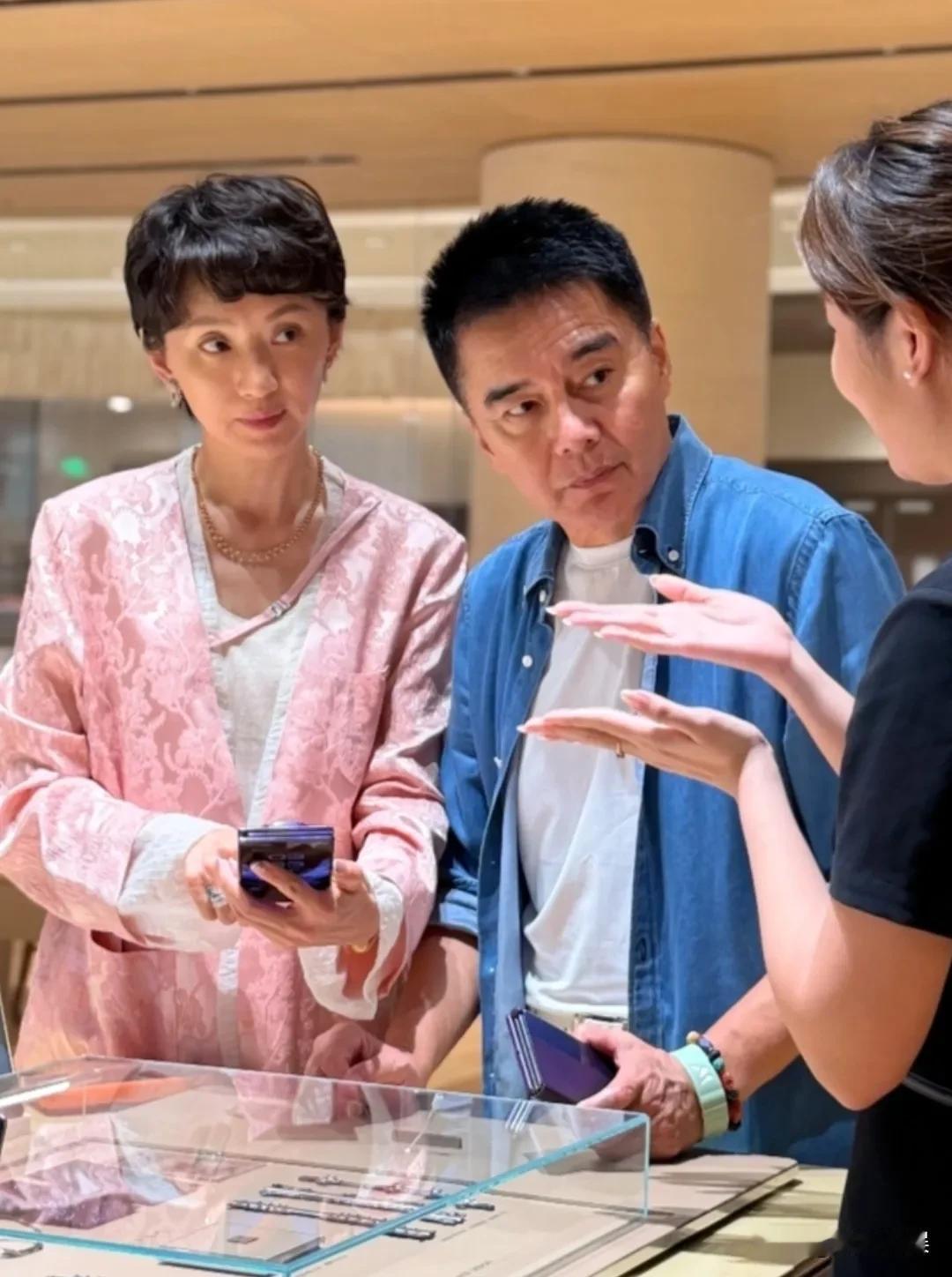 许亚军和老婆张澍，现身天津万象城买手机，相差12岁的夫妻俩，既视感是真没有太多的