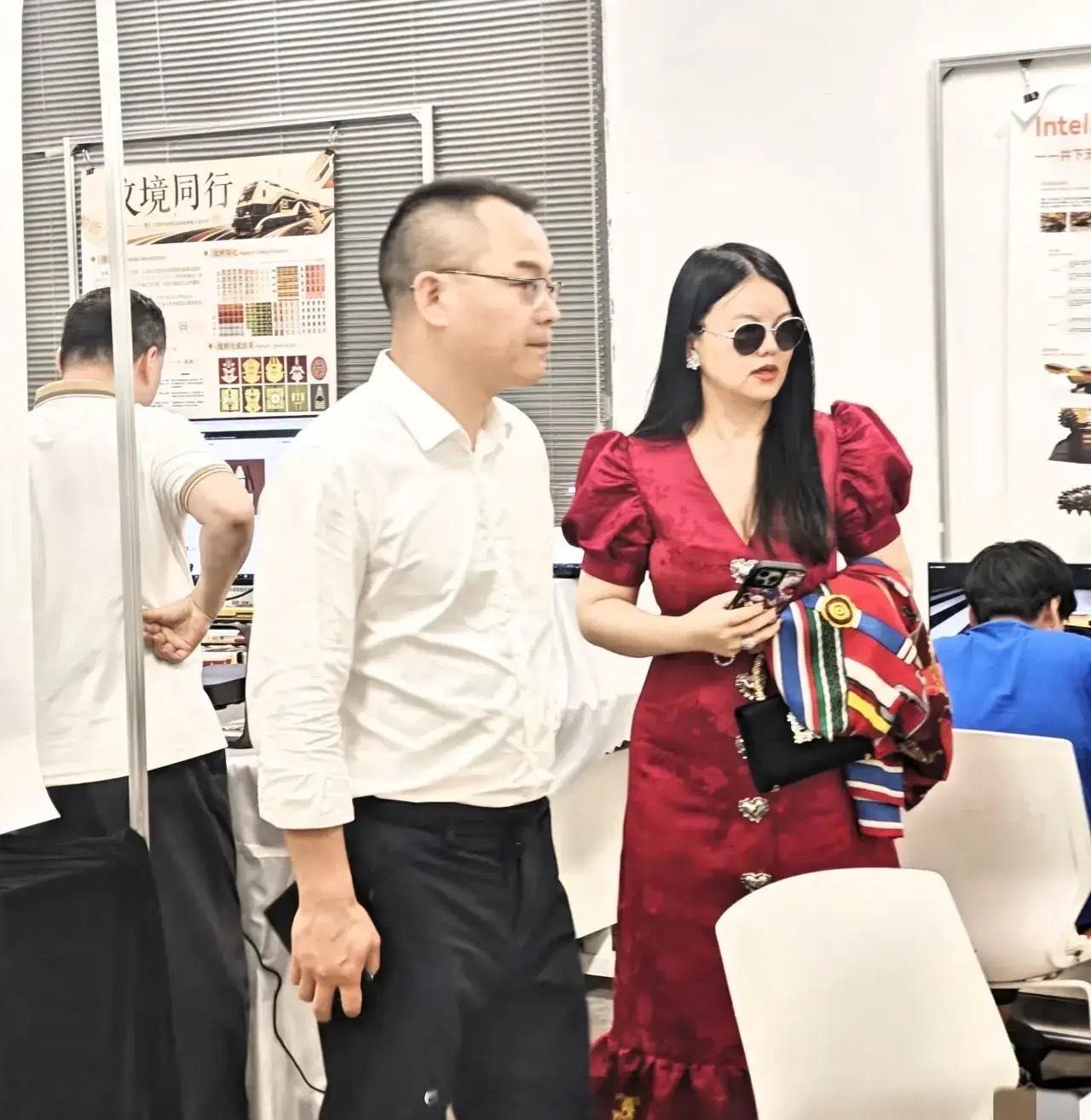 李湘现身湖南大学，人变得又瘦又老，面颊凹陷没了气场和富婆的派头了。披着头发，戴上