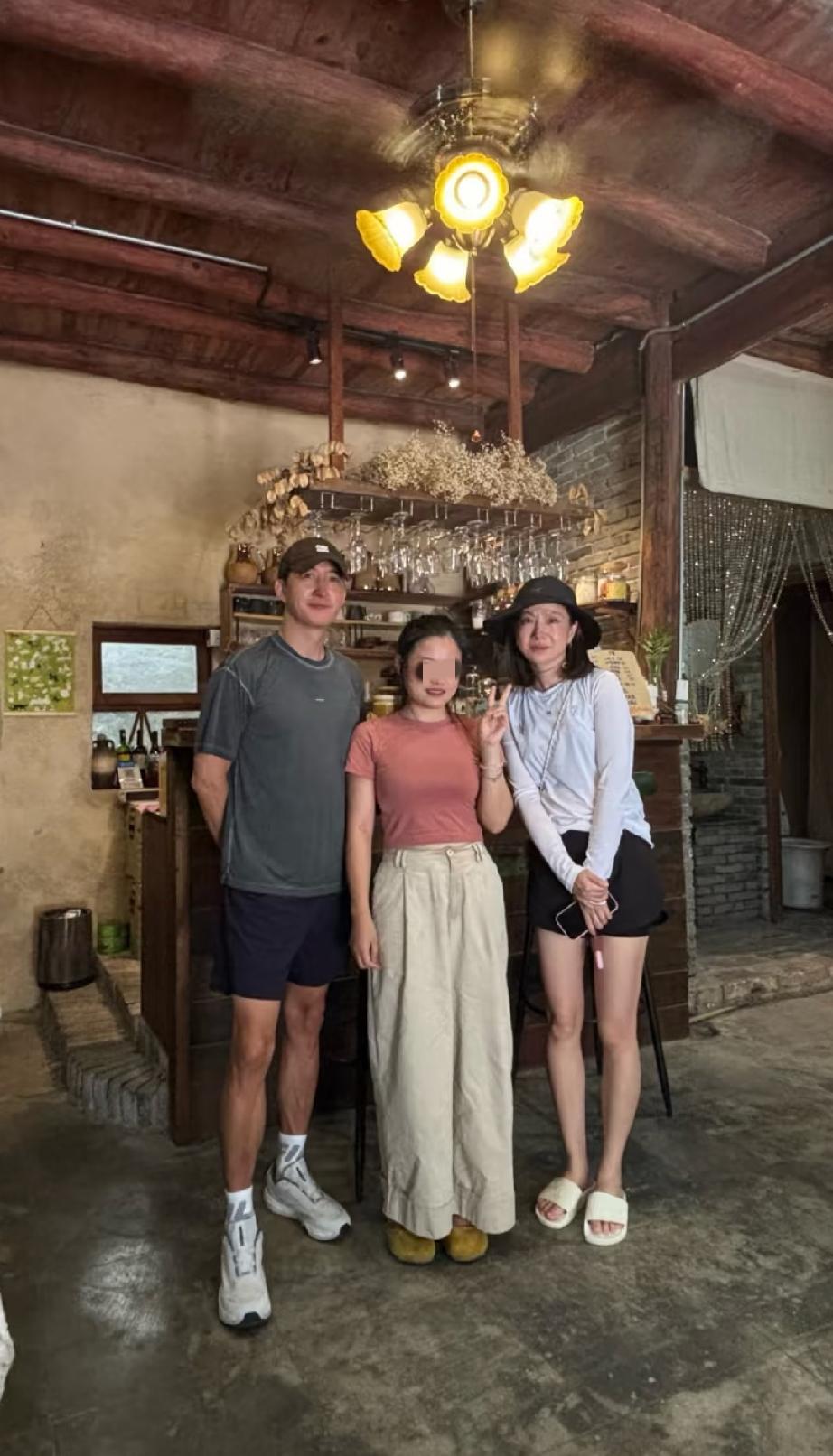 王阳休假陪老婆女儿过暑假，一家三口去了浙江度假，两口子和路人合影，都腿长得不得了