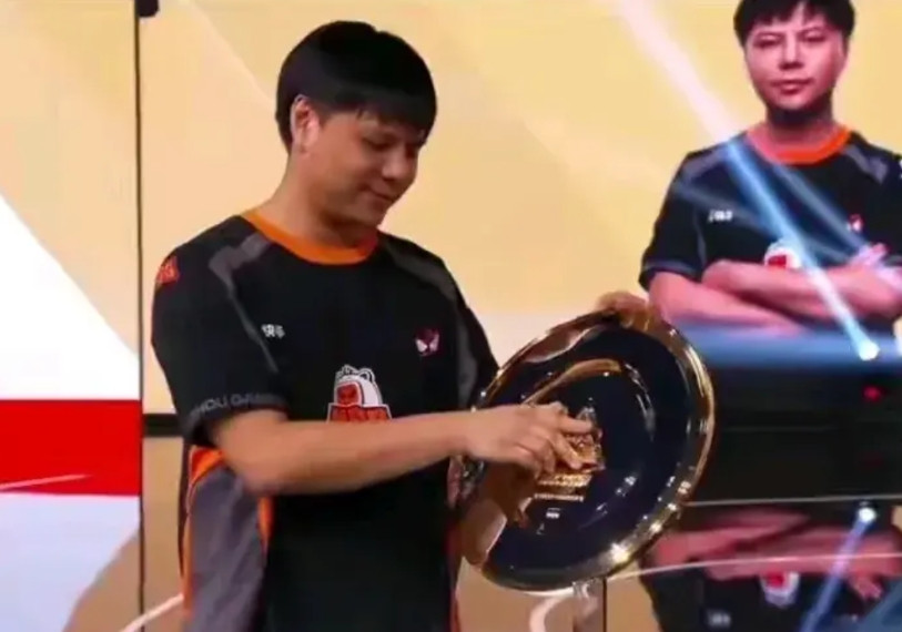这么说吧。小孩曾卓君相当于faker拿了6个S赛冠军之后，又去dota2里拿了2