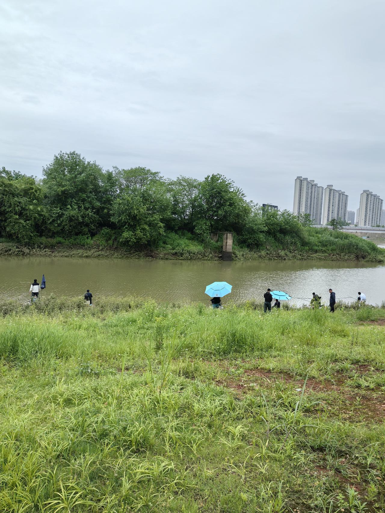 同学的老公为了娶小三，甩出80万给妻子，要求离婚。女子拿着80万住回了娘家，可没