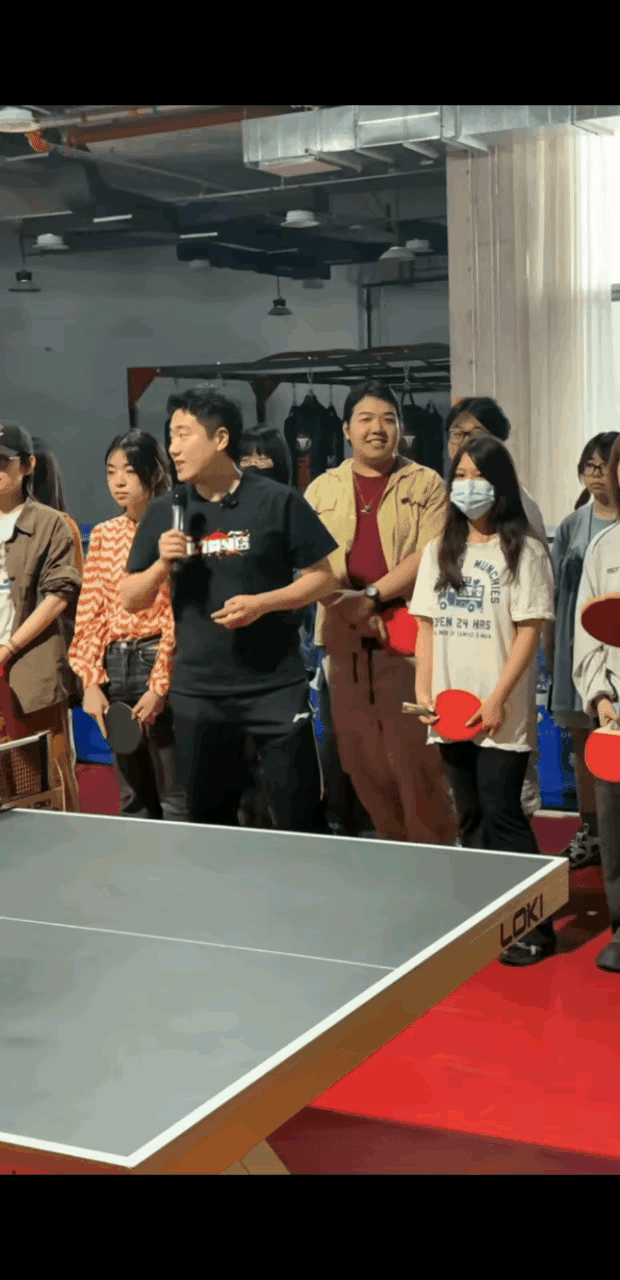 真有点替梁靖崑夫人担心。电影学院是什么地方？那是美女扎堆的地方。看梁靖崑拿