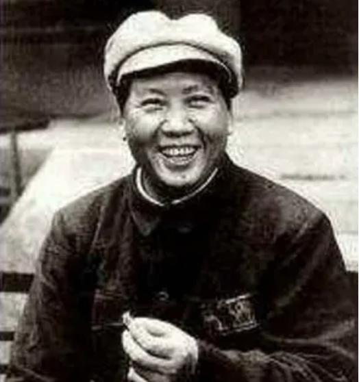 毛主席没上过军校，到底从哪学的打仗？今天看到一个教授的回答，他说：毛主席
