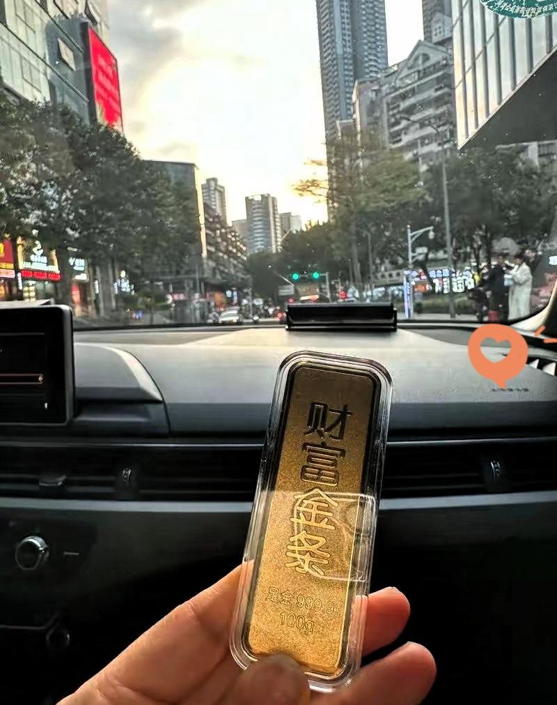 今天买黄金的人，​简直就是撞了狗屎运了。​7月15号，金价跌到了886一克，