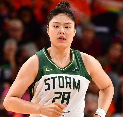 WNBA赛事:西雅图风暴爆冷赢山猫，李月汝加盟后首次被弃用