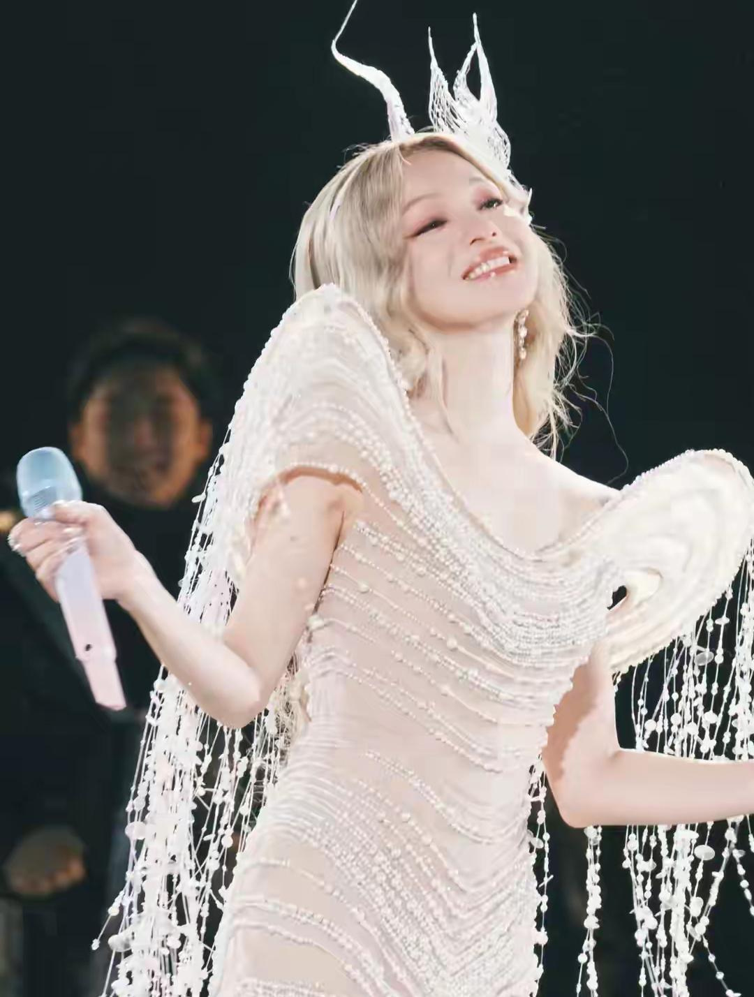 昨夜郑州，被张韶涵狠狠拿捏！她身着80万水晶战袍闪亮登场，璀璨光芒瞬间点亮夜空。