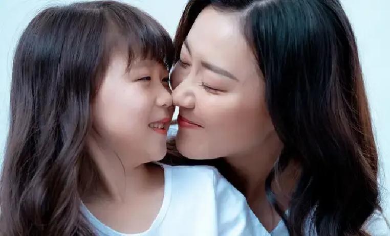 懂事的让人心疼。这是老公前妻的女儿，她爸出去玩了，星期六了，我问她给奶奶在家，还