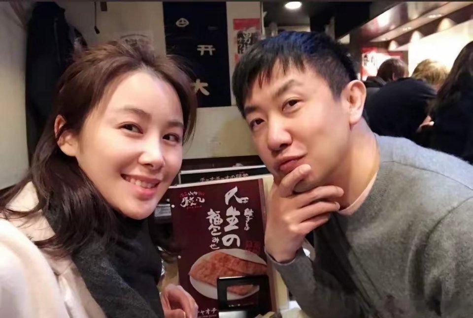 与李小冉结束7年恋情的鄢颇，如今早就拥有安稳幸福的小家，妻子是小他15岁的演员李