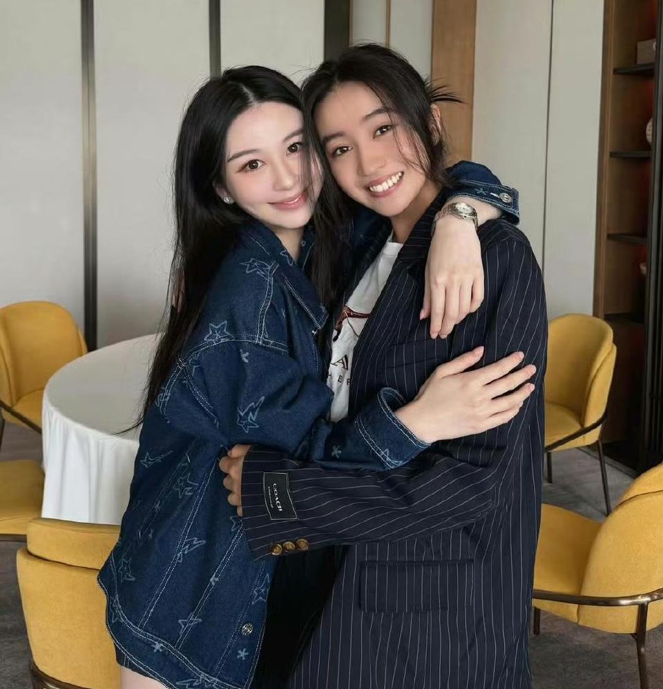 左边是沈月，右边是木村光希。左边是邱淑贞的大女儿，右边是工藤静香的小女儿。左