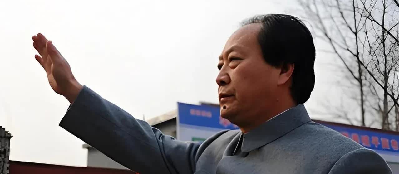 冯进力，1968年出生于山东省。他因外型“酷似”毛泽东，而被评为“毛主席特型演员